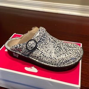 Womens Algeria clogs size 7/7.5 (US) 37 UK.